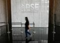 PSEi slips as peso weakness dents sentiment