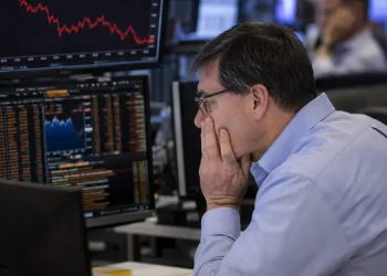 FTSE 100 edges higher as investors balance financial recovery and AI risks
