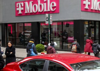 Top wireless stock remains Wall Street favorite amid space risk