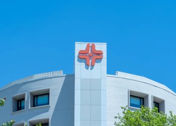 Hospital giant flags $400 million hit from policy change
