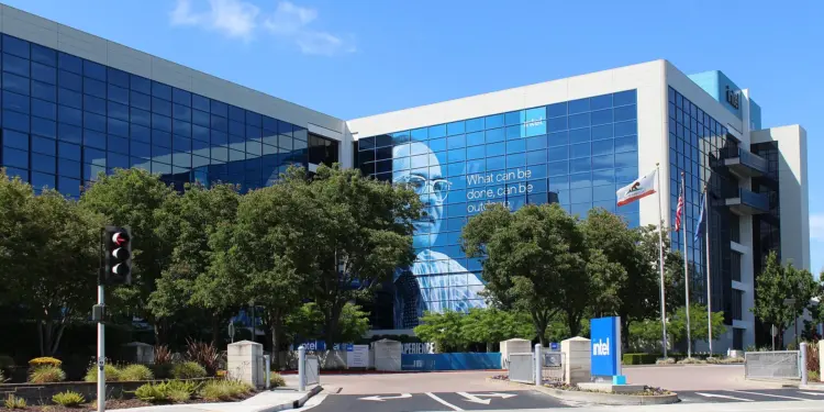Intel (INTC) stock prediction: $135 bull case vs $48 bear…