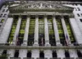 Salesforce (CRM) stock prediction: $350 bull case vs $150…