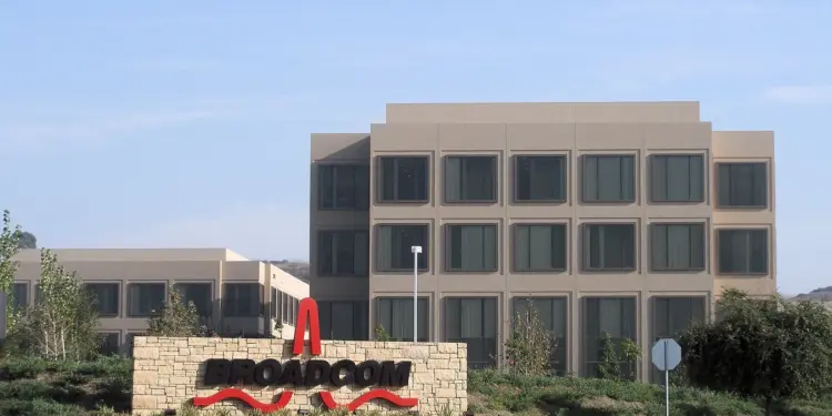 Broadcom (AVGO) Stock Price Prediction: $465 Bull, $280 Bear