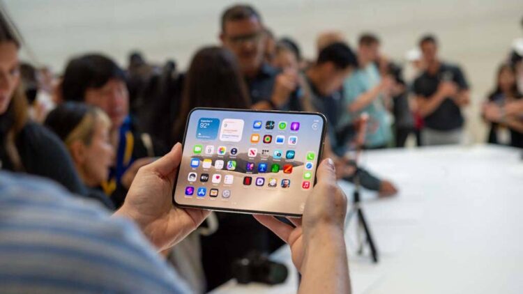 Apple extends iPhone Duo delivery, disappointing eager customers