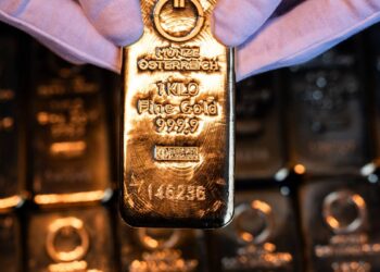 Gold prices break $4,000 as investors brace for crucial test